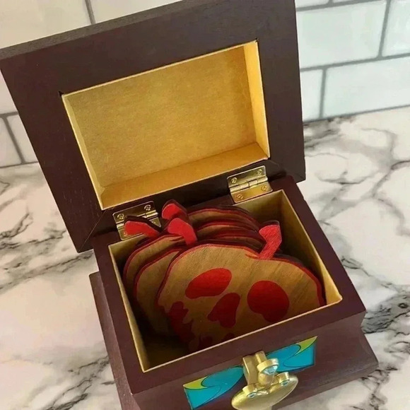 Disney Evil Queen Poison Apple Coaster Set In Chest NIB - Picture 3 of 14